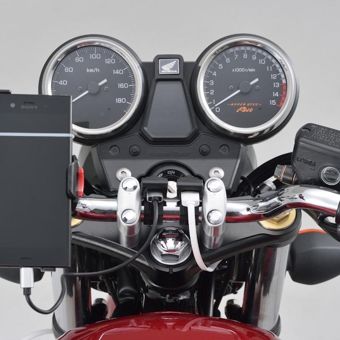 スマホを手軽に充電!バイク用USB電源を使うメリットは?