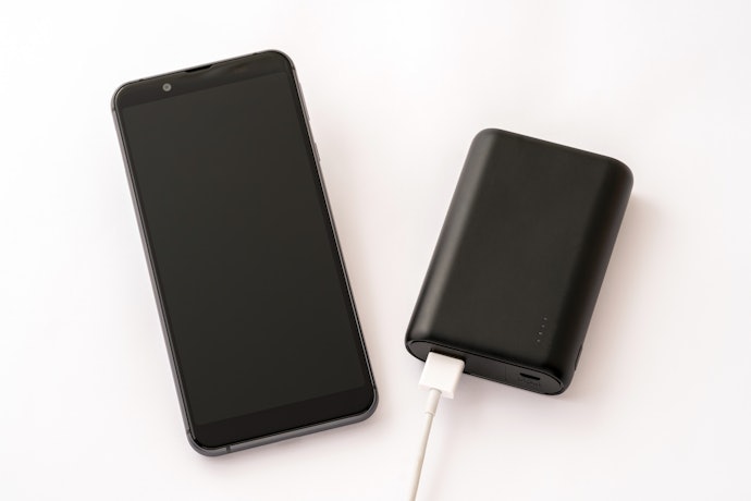 10,000mAhのモバイルバッテリーでスマホは何回充電できる?