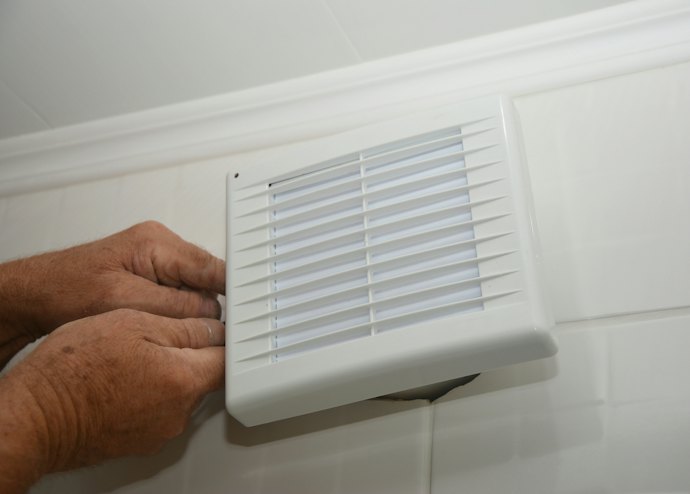 トイレの換気扇は自分で交換できる?工事費用の相場は?