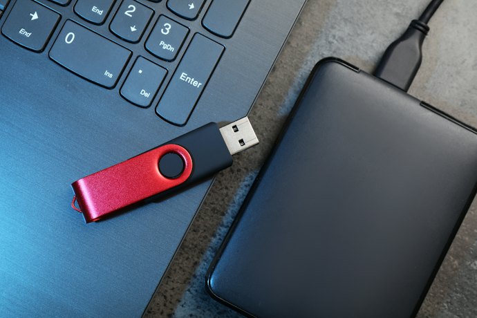 USBメモリの特徴は?ポータブルSSD・外付けHDDとは何が違う?