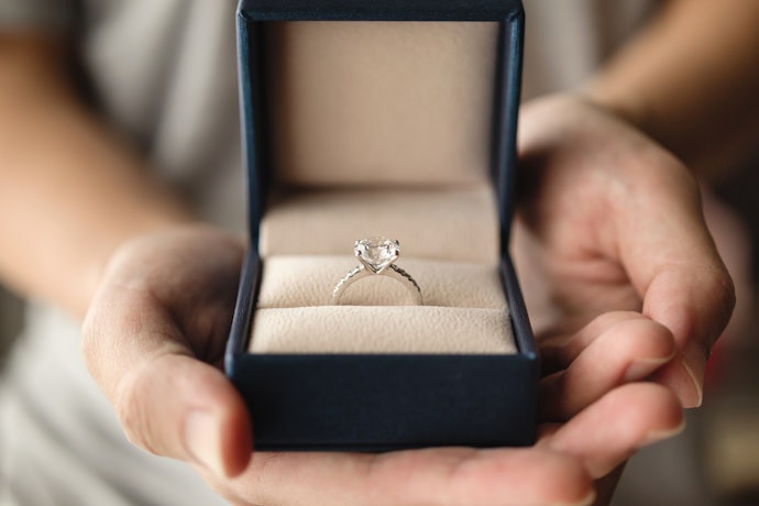 婚約指輪はいらない?結婚指輪との違いや相場も解説