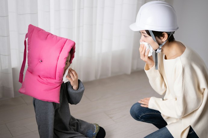 防災頭巾とヘルメット、どっちがいいの?