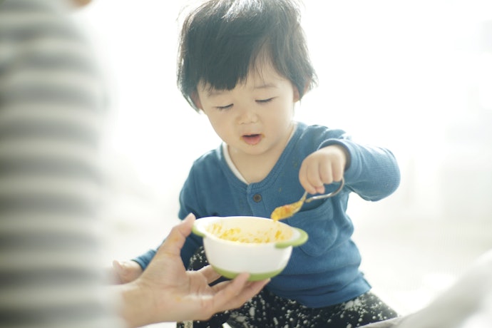 ベビースプーン・フォークはいつから必要?離乳食用とは違うの?
