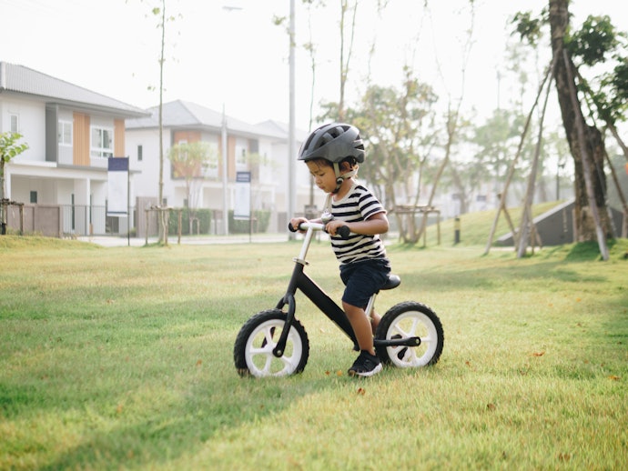 三輪車との違いは?子どもがキックバイクに乗るメリットはある?