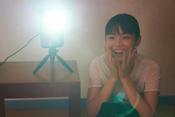 一人暮らしでプロジェクターを使うメリットは?