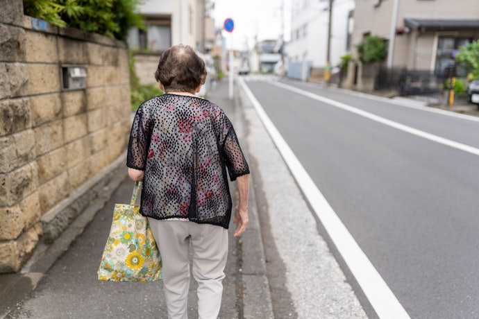 徘徊センサーとは?認知症による徘徊リスクとは?