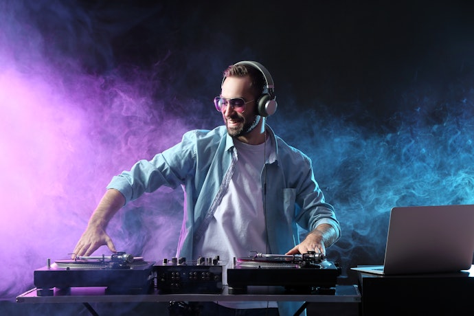 DJ用ヘッドホンとは?通常のヘッドホンとの違いは?