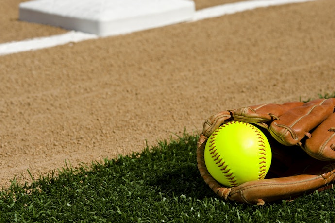 ソフトボール用グローブと野球用グローブの違いとは?