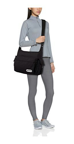 荷物が多くても両手が使える!大きめのショルダーバッグの魅力とは?
