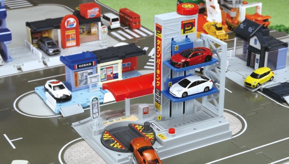 トミカセットの魅力とは?何歳から遊べる?
