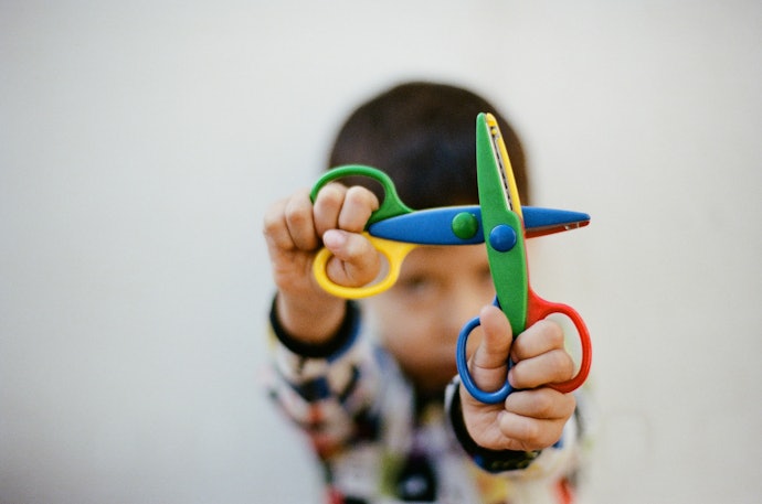 子ども用ハサミはいつから使わせたらいい?