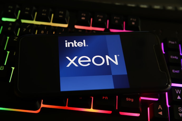 Xeon(ジーオン)とは?Core i7、i9との違いは?