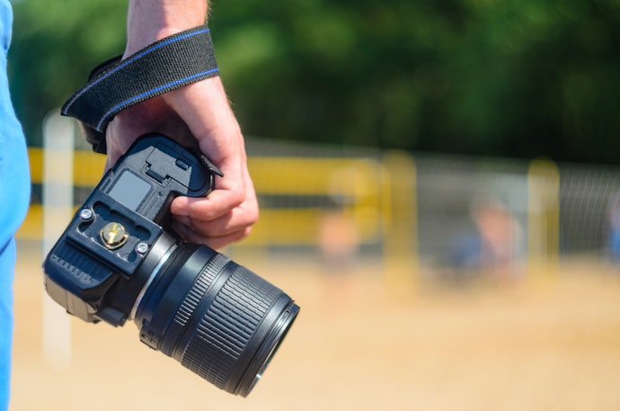 ハンドストラップを使うメリットは?ネックストラップとの違いは?