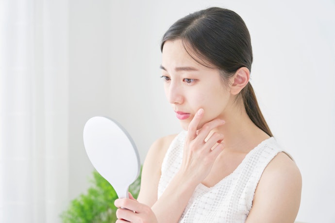 思春期ニキビと大人ニキビでどう違う?進行度で変わるニキビの種類を知ろう
