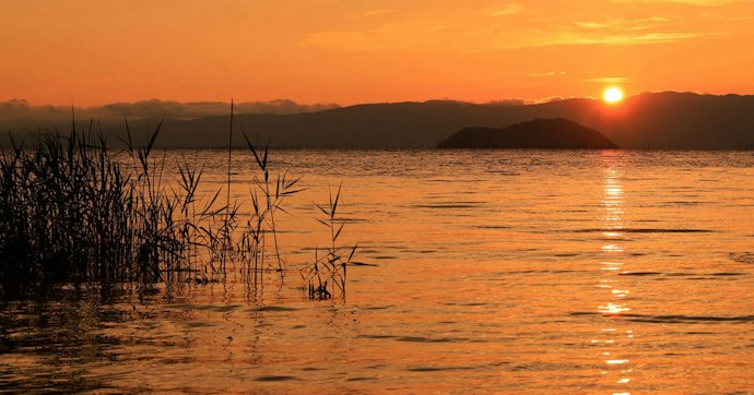 琵琶湖と日の出の絶景コラボ!雄琴温泉の魅力とは?