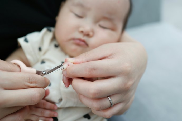 赤ちゃんの爪を切る頻度とタイミングは?