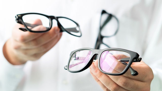 ピントグラスとは?老眼鏡やハズキルーペとの違いは?