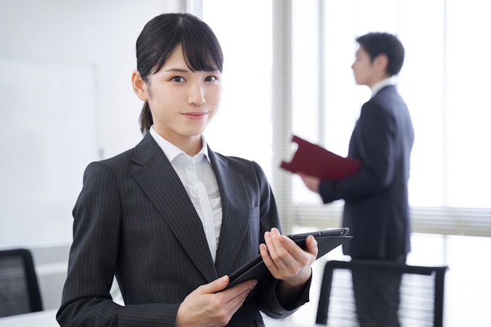 黒染めスプレーとは?どんなメリットや効果がある?
