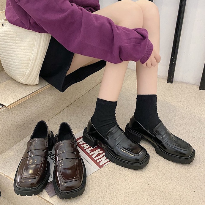 通学で履きたい人はシンプルなデザインのものを選ぼう