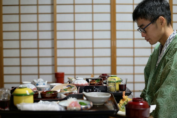 食事も重要。おこもり気分を楽しむなら部屋食で