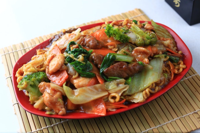 ガッツリ食べたいときは変わり種のあんかけ・オム焼きそばも!