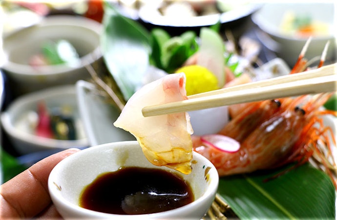 食事のスタイルや料理も見ておこう