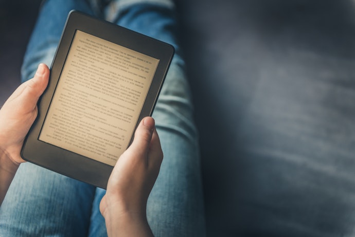持ち運ぶなら電子書籍が便利!タイトルを知られないのも利点