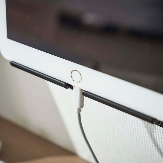 動画視聴用に使う場合は、充電したまま置けるスタンドが便利