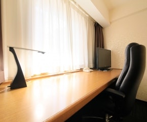 出張での宿泊なら客室のデスクや通信設備を確認しよう