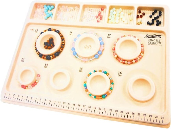 細かいパーツや素材を扱うなら作業トレーを準備しよう