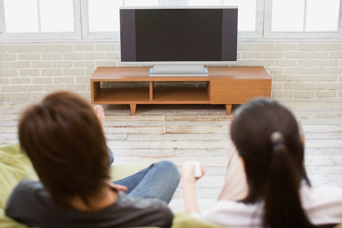 テレビは目線が下向きになる位置に