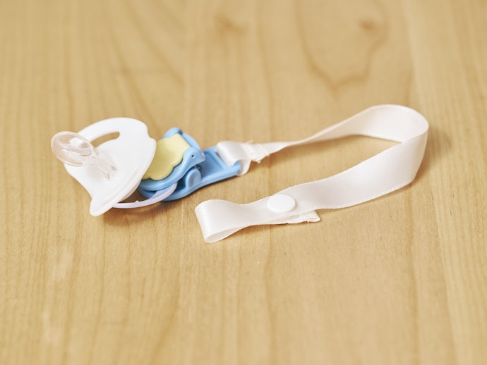 おしゃぶりホルダーなど付属品とのトータルコーデもおすすめ