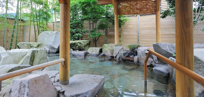 温泉を中心にゆったりと過ごすなら、露天風呂がある高級宿を検討