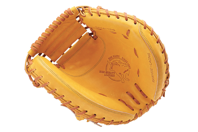 硬式野球には、硬式球の強い衝撃に耐えられる厚く丈夫な硬式用が必要