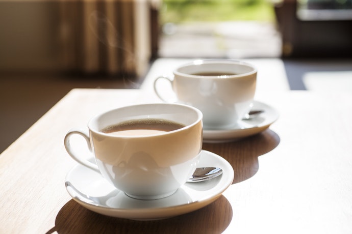 紅茶やコーヒーが好きな人にはティーカップ。ソーサー付きならより便利