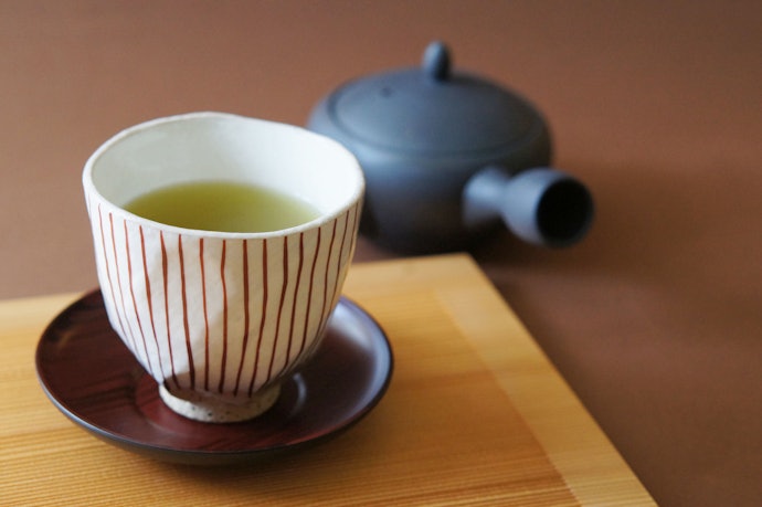 ちょっと厚めの陶器なら木製茶托でほっこりと