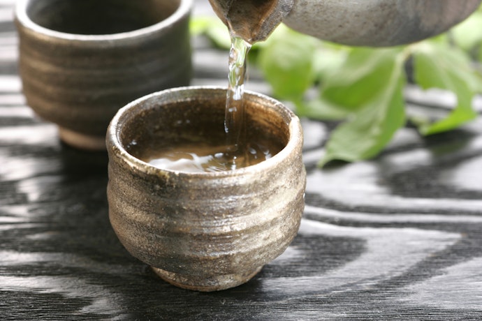 奥深い香りの熟酒には、飲み口が大きくつぼまったものを