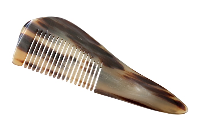 頭皮のマッサージにはくし形を