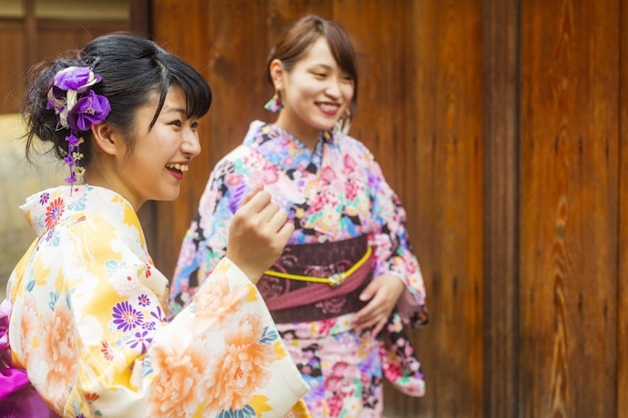 夏祭りなどで浴衣に合わせるなら、大きめの花や重ね付けもあり