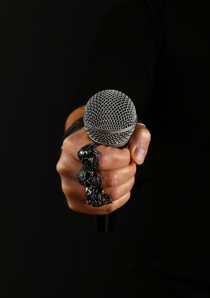 ブラック:クールさを演出したい人はチョイス