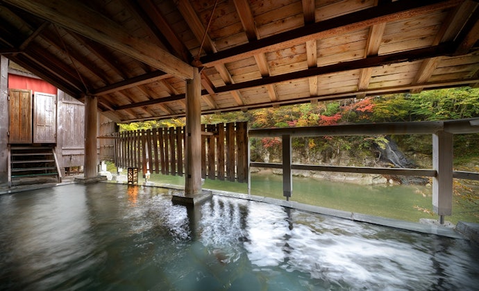 温泉街観光をメインにするなら川沿いがおすすめ