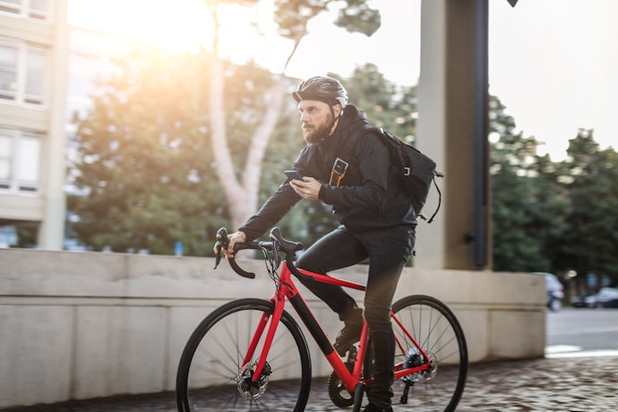 バイクや自転車に乗るときに着るなら、空気抵抗の少ないデザインが好適