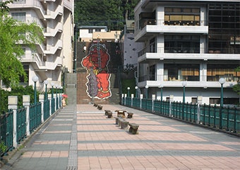 観光のしやすさを重視するなら温泉街付近で探そう