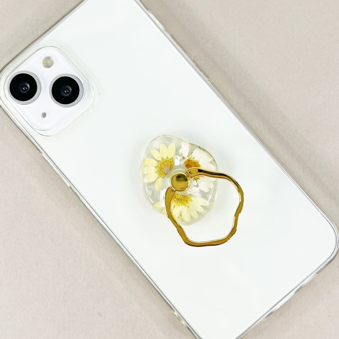 可憐なデザインを求める人には、押し花を封入したスマホリングが狙い目