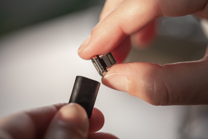 マグネット式なら抜き差しが楽で、スマホ端子が劣化しにくい