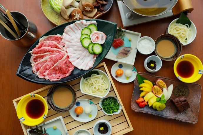 カフェ併設の宿も。ゆっくり滞在したいときは食事付きの一棟貸しが便利