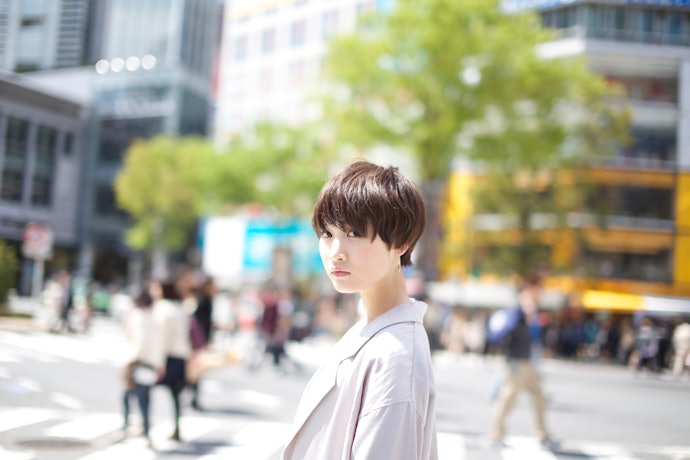 ポートレート撮影なら、レンズ由来のゆがみが少ない中望遠が好適