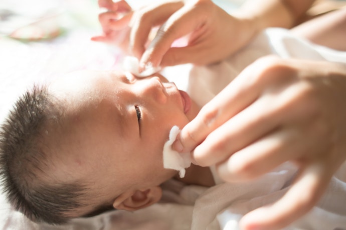 赤ちゃんの顔や口周りには水100%の「ぬれコットン」を