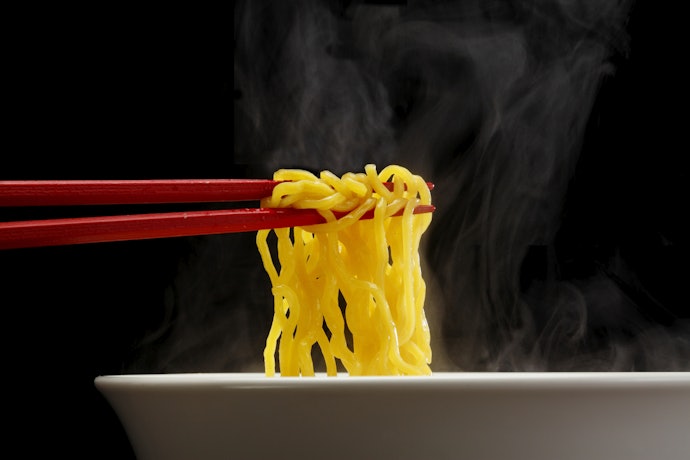 ダシによく絡む麺がほしいなら、中太(ちぢれ)麺も検討しよう