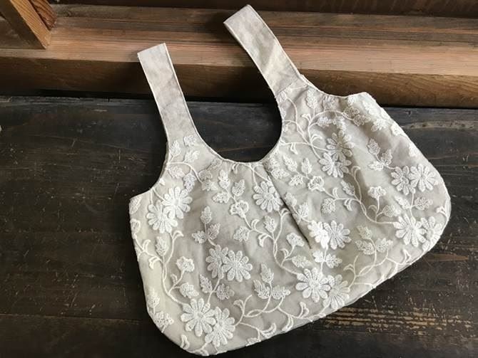 ナチュラルなファッションが好みなら、上品な雰囲気の刺繍がぴったり